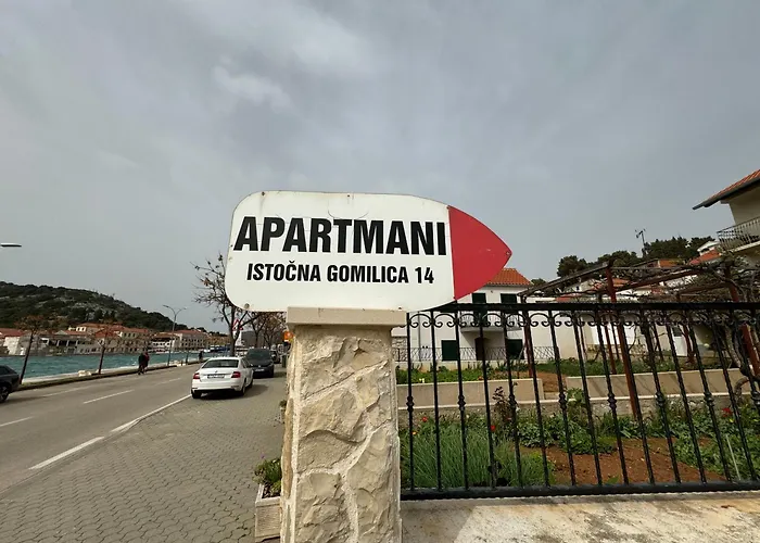 1 Istocna Gomilica * Tisno