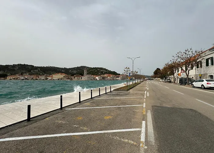 1 Istocna Gomilica Apartman Tisno