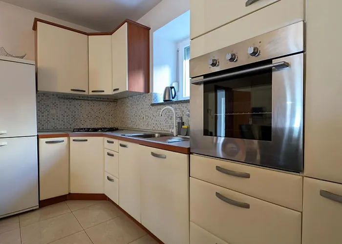 1 Istocna Gomilica *