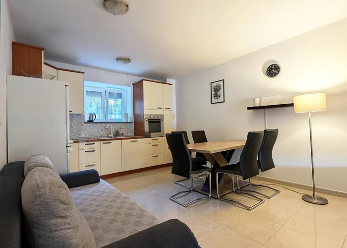 1 Istocna Gomilica Apartman Tisno